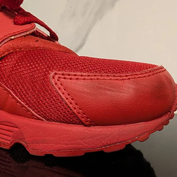 Nike Women's Air Huarache Run Sneakers Triple Red Sneakers Size 10 MSRP $120 - Picture 5 of 9
